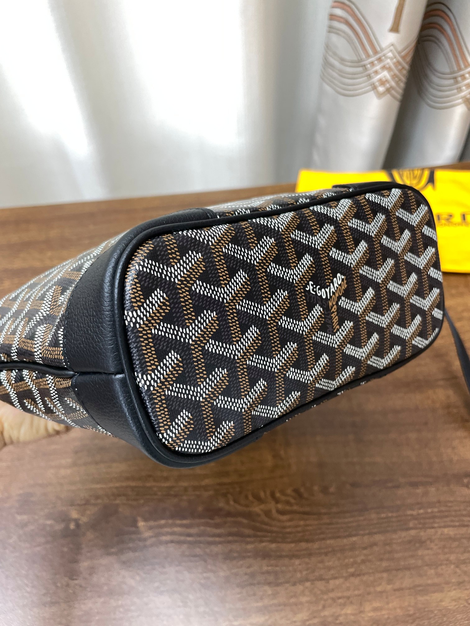 Goyard replica designer bag 1:1 Beluga Mini Bag 24*18*9cm Black - Image 8