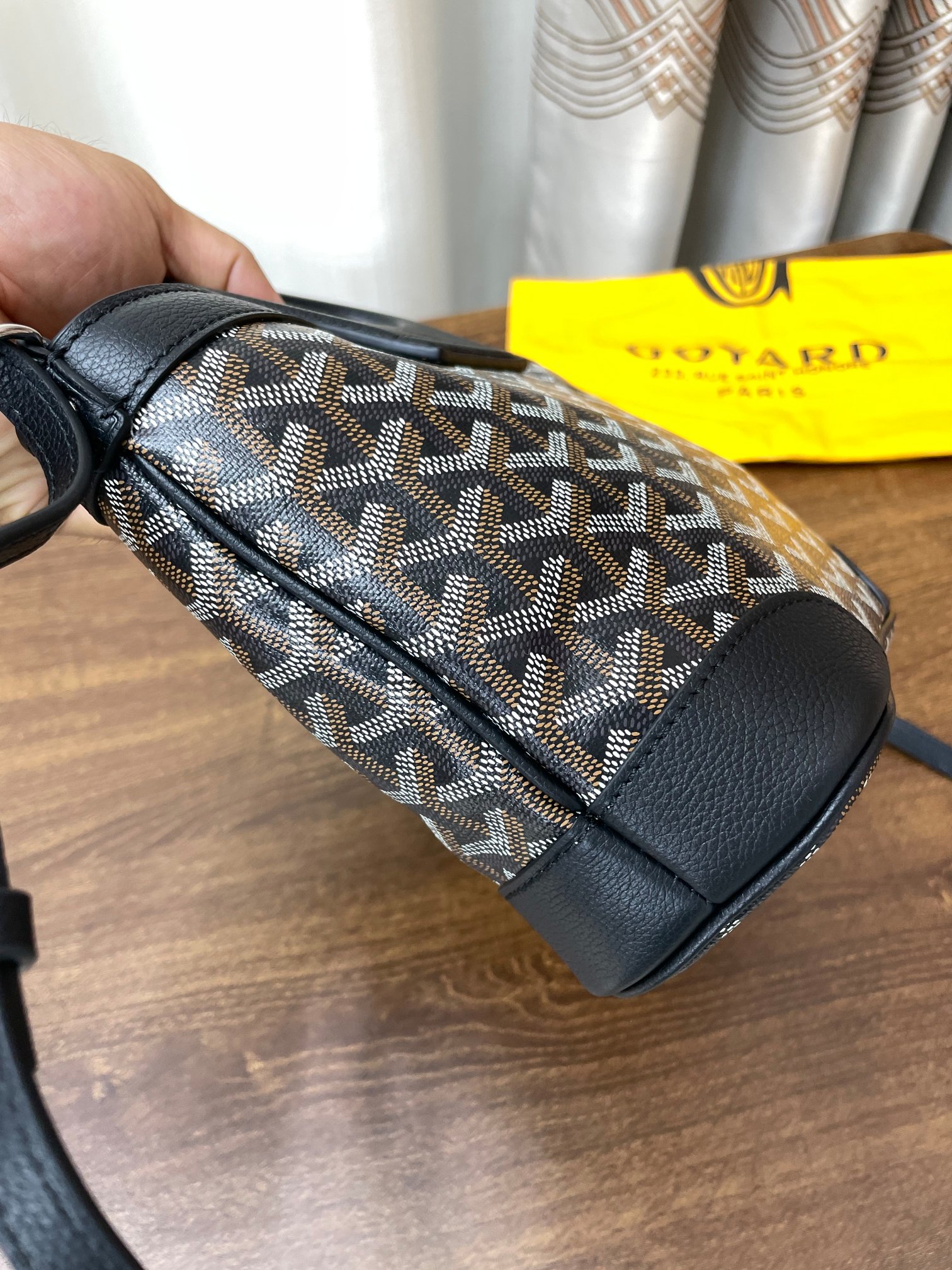 Goyard replica designer bag 1:1 Beluga Mini Bag 24*18*9cm Black - Image 9