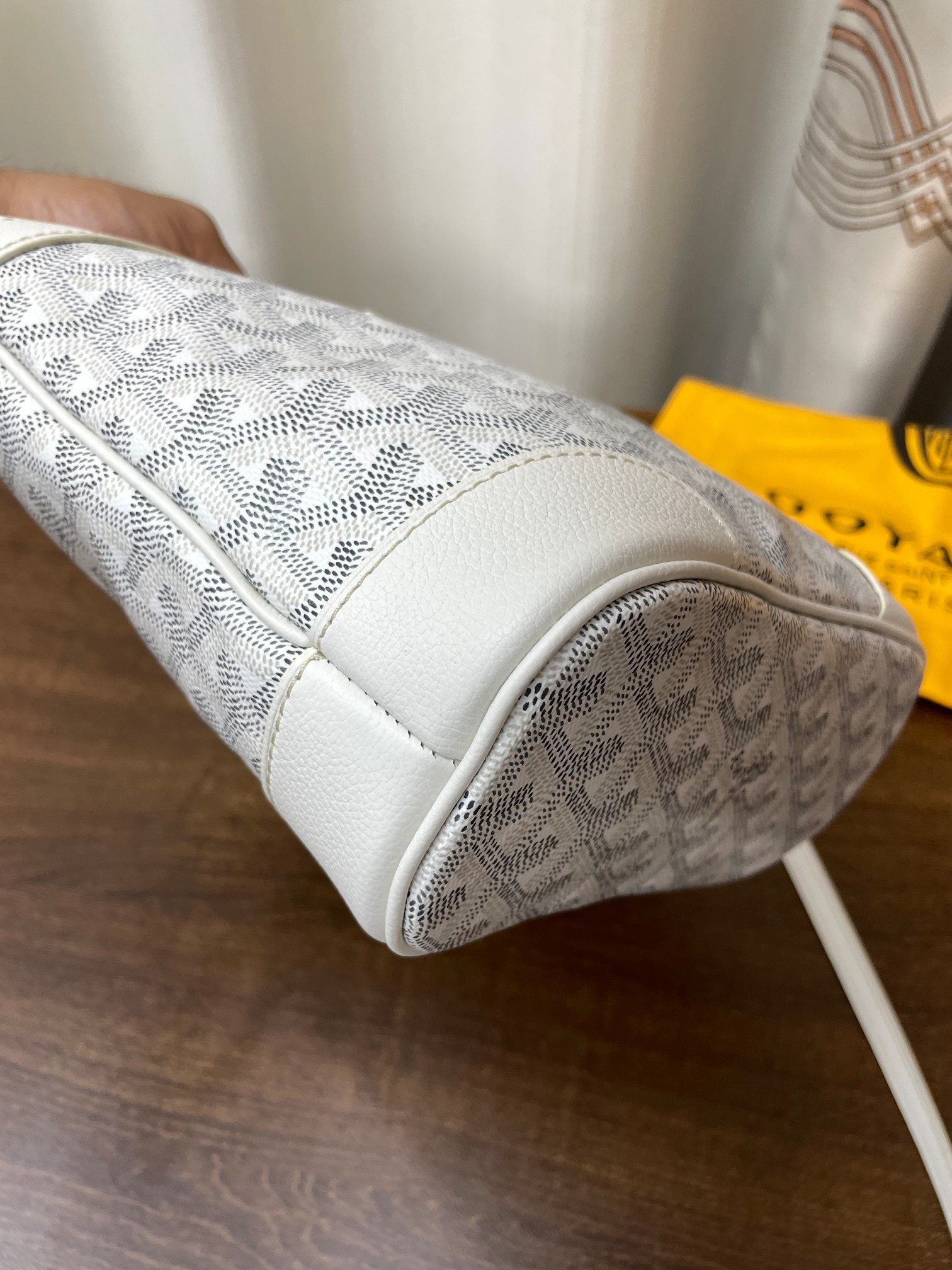 Goyard replica designer bag 1:1 Beluga Mini Bag 24*18*9cm White - Image 4