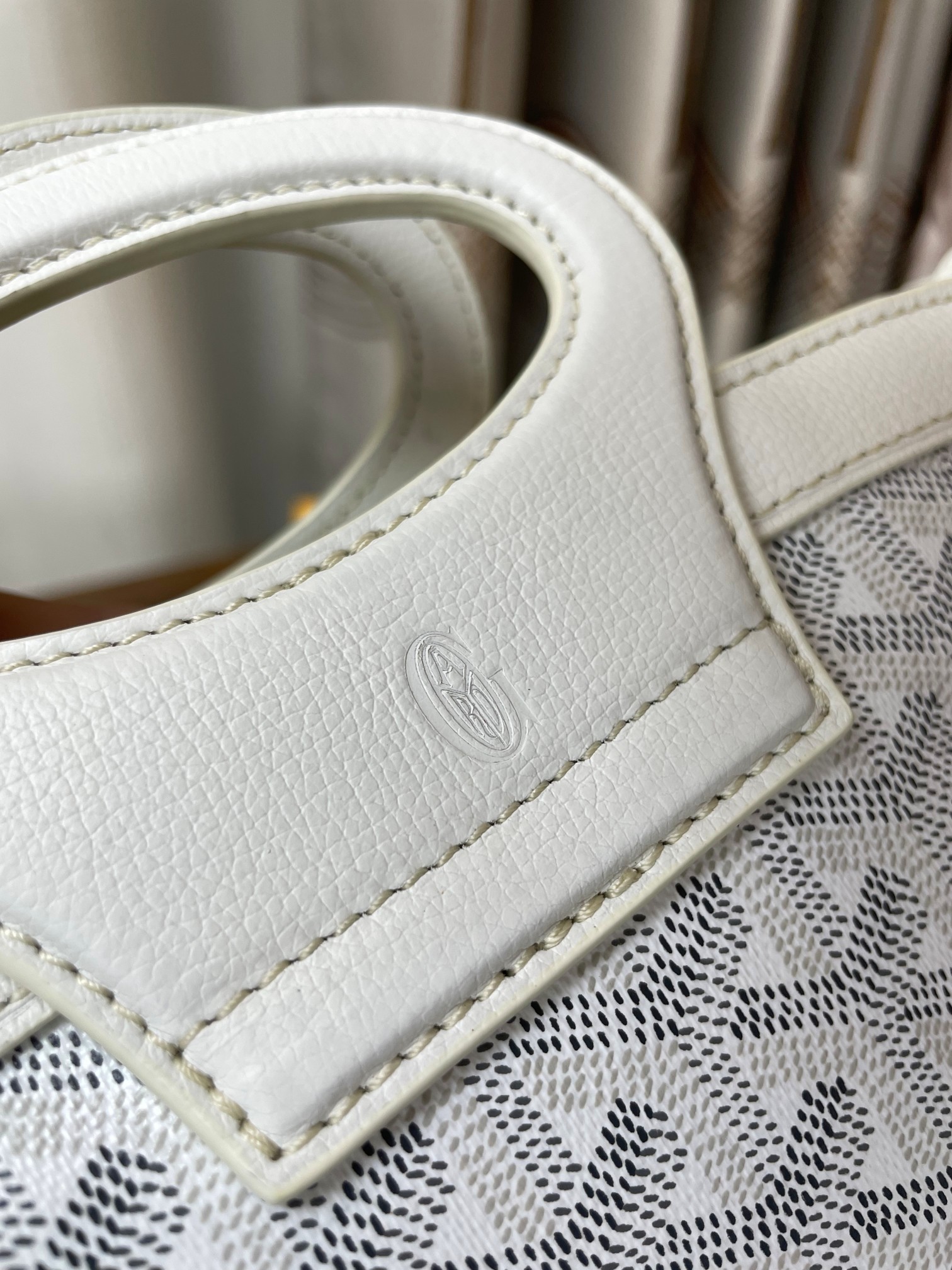 Goyard replica designer bag 1:1 Beluga Mini Bag 24*18*9cm White - Image 5