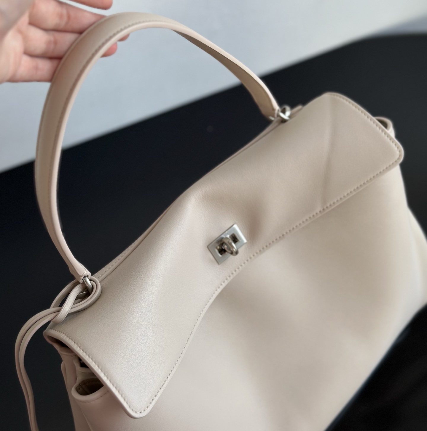 Balenciaga Replica Designer Bags 1:1 Rodeo Handbag Medium Almond 35 × 23.5 × 11 CM - Image 4