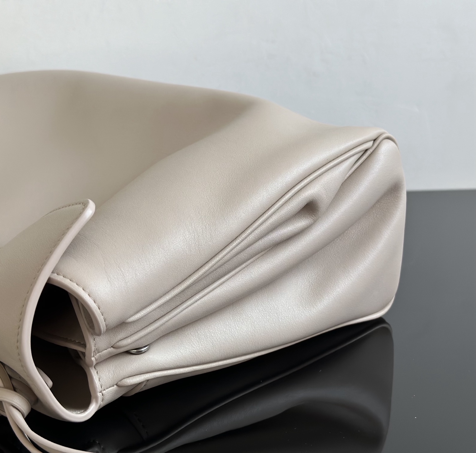 Balenciaga Replica Designer Bags 1:1 Rodeo Handbag Medium Almond 35 × 23.5 × 11 CM - Image 7