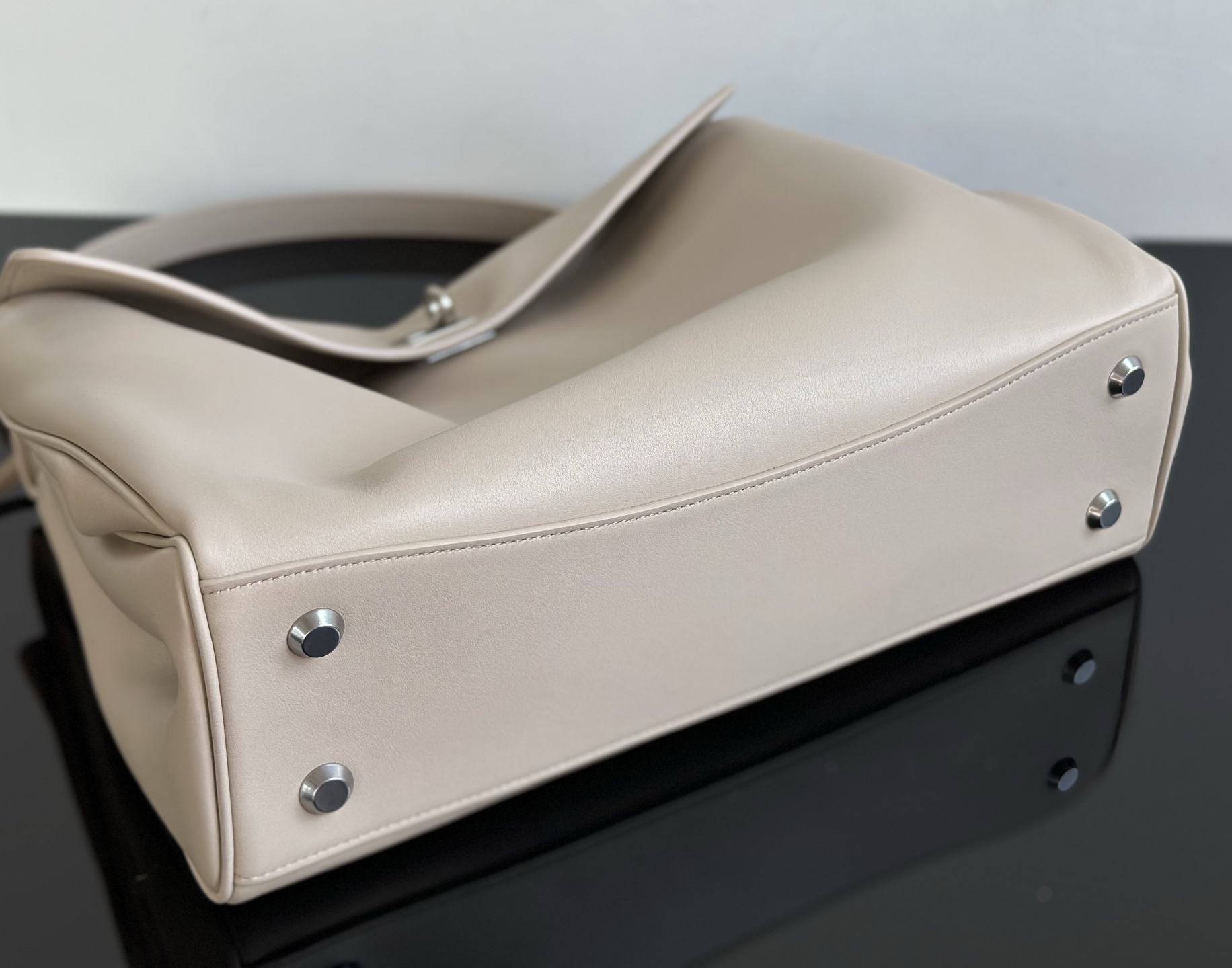 Balenciaga Replica Designer Bags 1:1 Rodeo Handbag Medium Almond 35 × 23.5 × 11 CM - Image 8