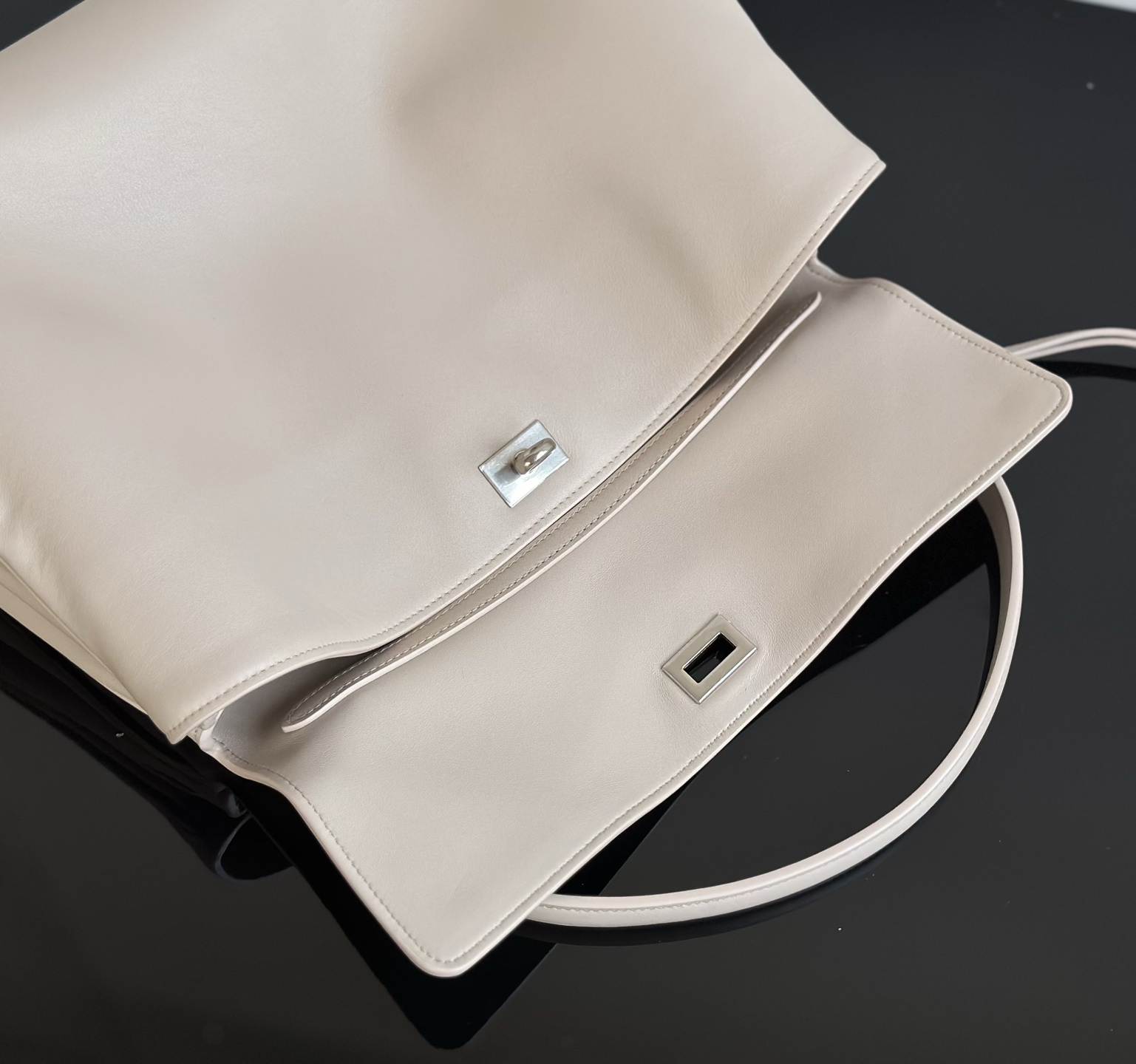 Balenciaga Replica Designer Bags 1:1 Rodeo Handbag Medium Almond 35 × 23.5 × 11 CM - Image 5