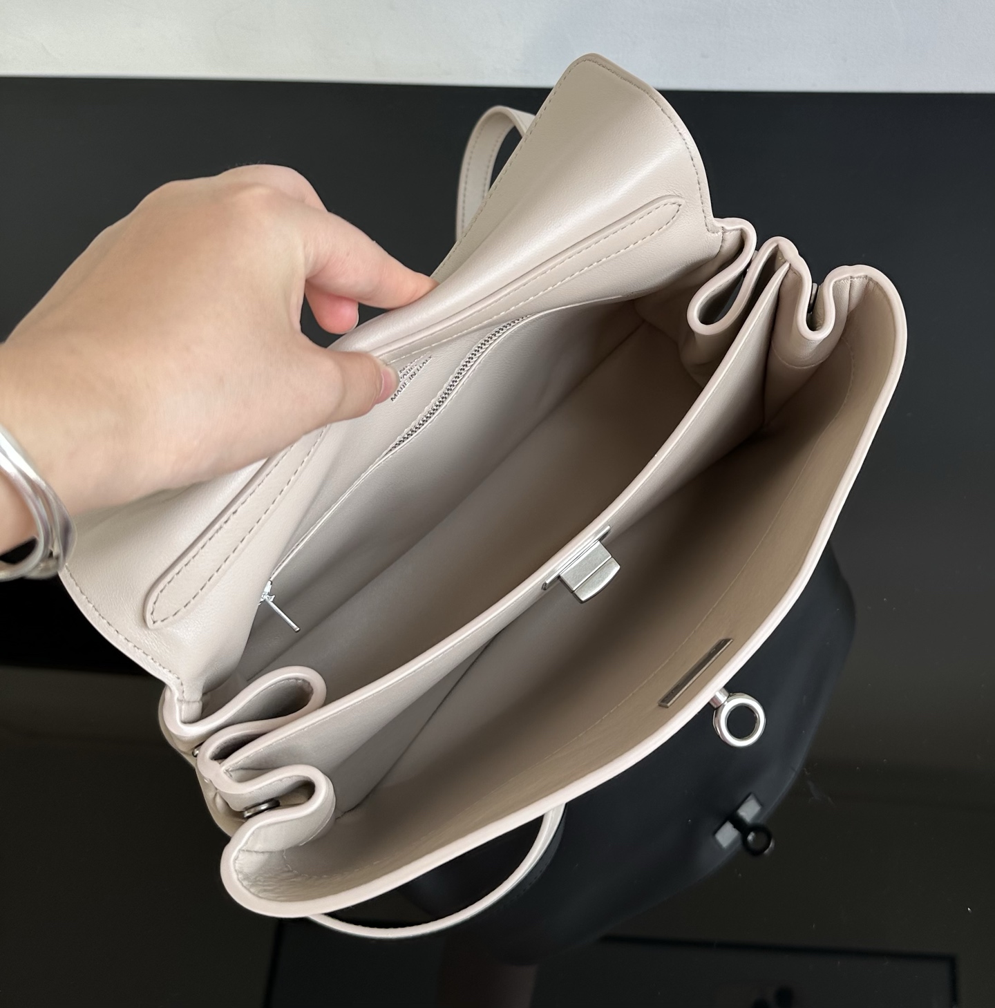 Balenciaga Replica Designer Bags 1:1 Rodeo Handbag Medium Almond 35 × 23.5 × 11 CM - Image 6
