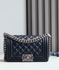 Small Boy Chanel Handbag Black 12 × 20.5 × 8.5 CM