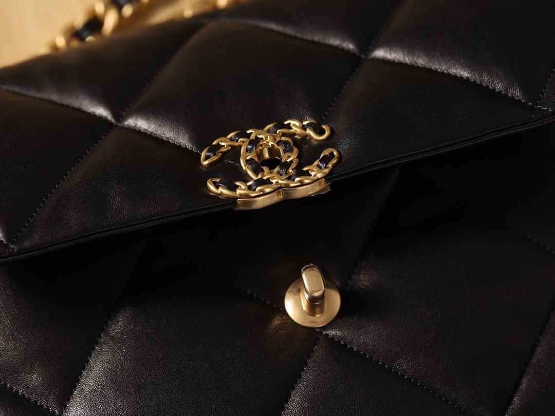 CHANEL 19 - Image 5