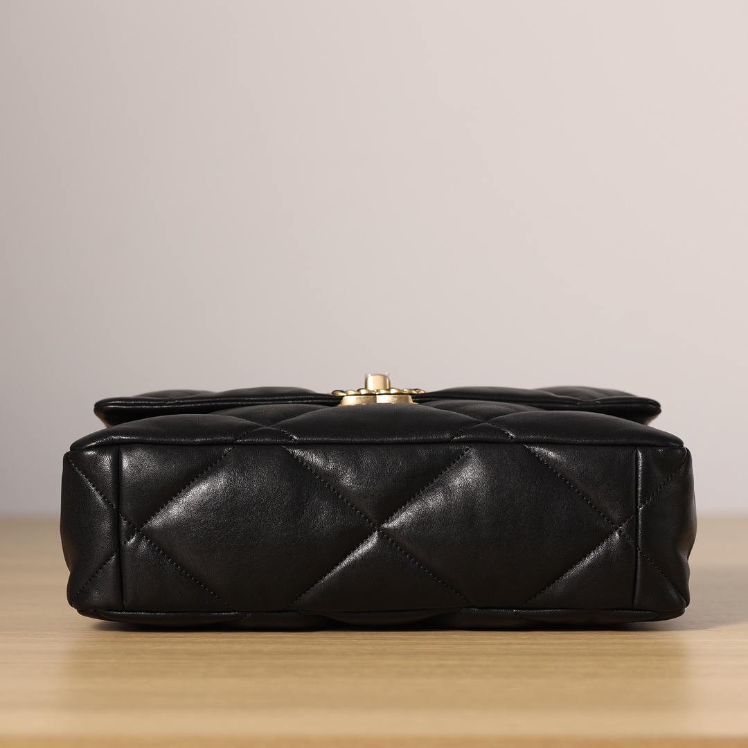 CHANEL 19 - Image 8
