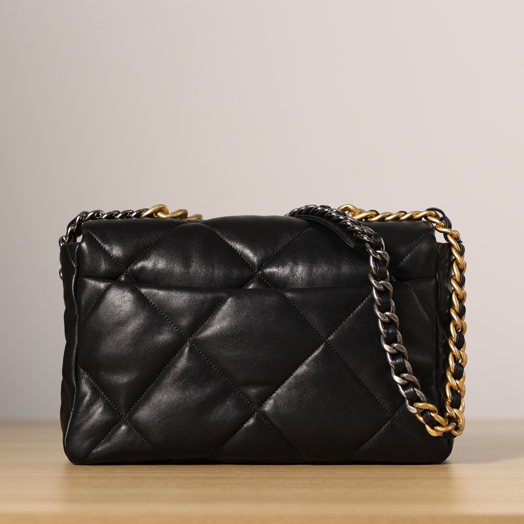 CHANEL 19 - Image 9