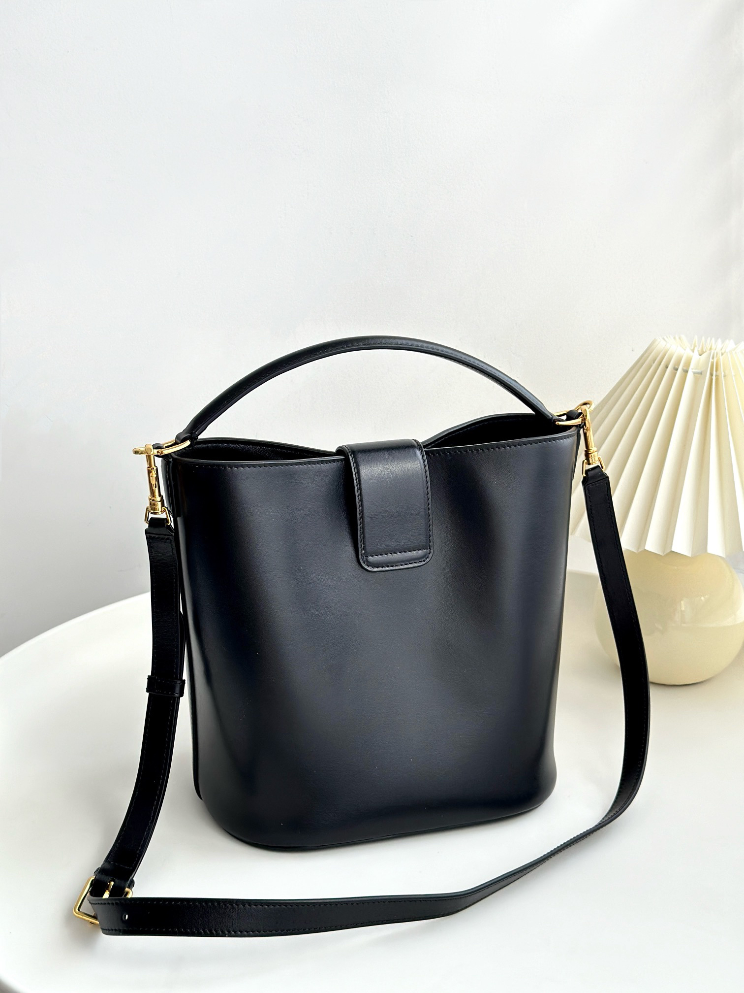 Louise Bucket Medium