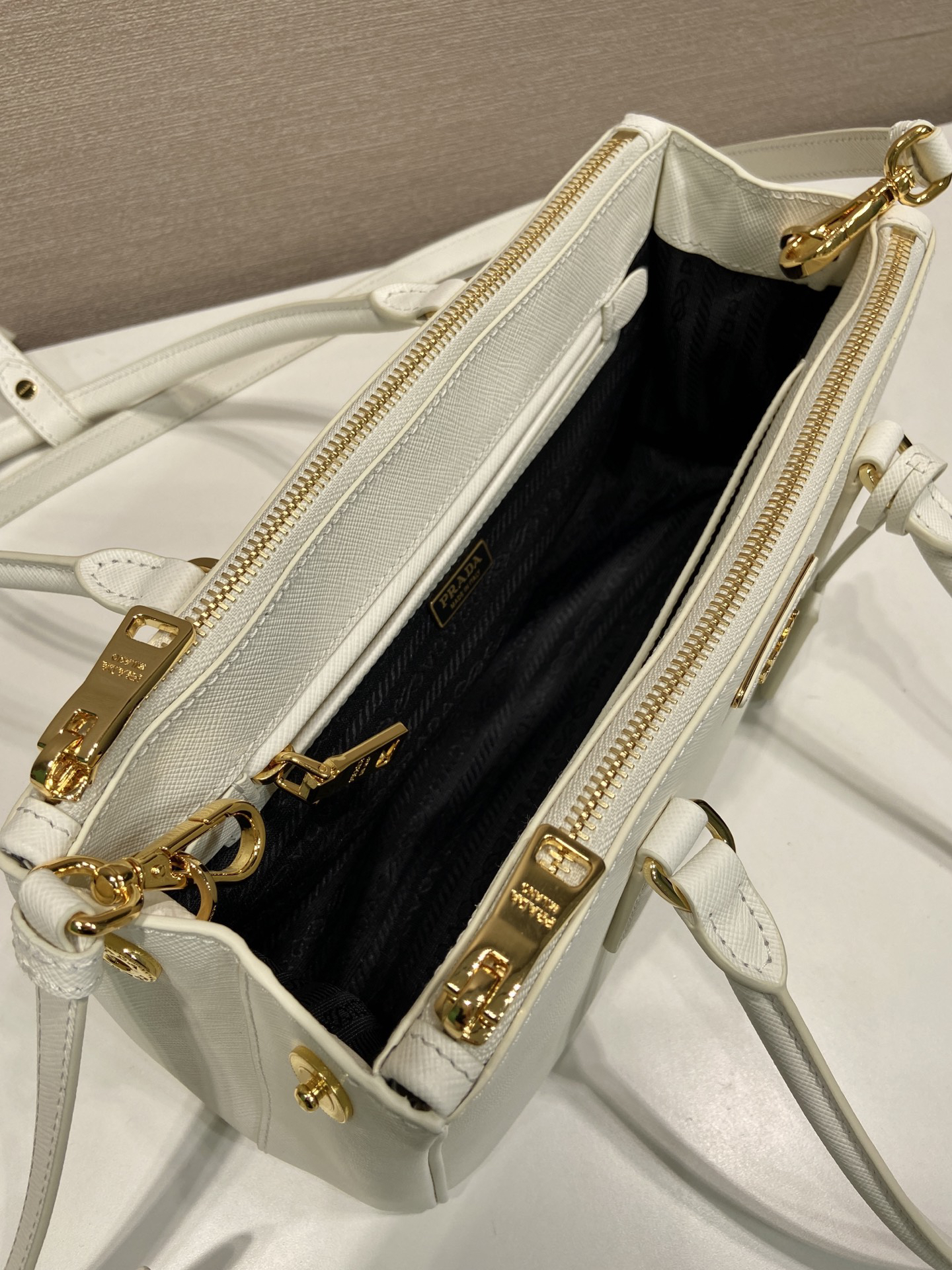 Galleria Medium Leather Bag - Image 5